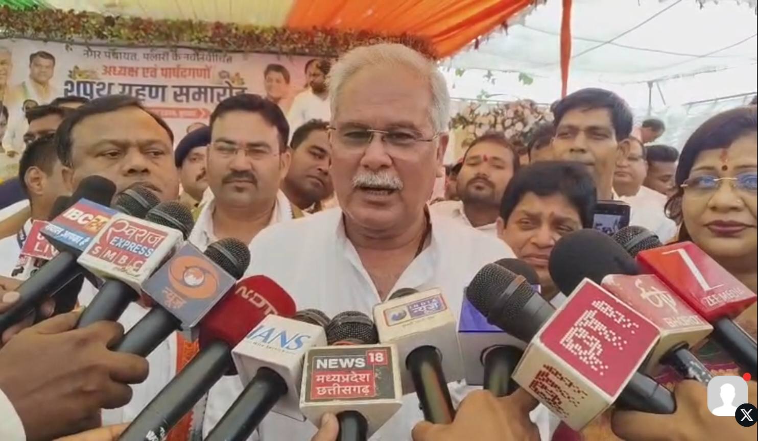पलारी नगर पंचायत के नवनिर्वाचित अध्यक्ष व पार्षदों ने ली शपथ...शपथ ग्रहण समारोह में पहुंचे भूपेश बघेल, हाईकोर्ट के फैसले पर बोले— सुप्रीम कोर्ट में करेंगे अपील